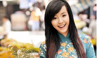 Người mẫu 13 tuổi thả dáng bên hoa xuân
