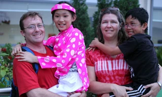 Cô bé 10 tuổi về Việt Nam tìm mẹ