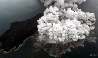 Hình ảnh núi lửa Anak Krakatoa đang hoạt động. (Ảnh: CNA)