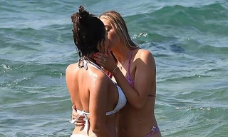 Cặp sao truyền hình Anh diện bikini sexy, hôn nhau say đắm trên bãi biển