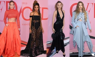 Jennifer Lopez khoe cơ bụng săn chắc tuổi 49, Bella Hadid ‘thả rông’ vòng một