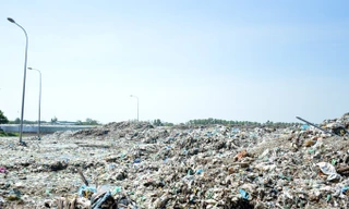 Liên tục phát hiện xác thai nhi trong Nhà máy xử lý rác thải TP.Cà Mau, nhà đầu tư kêu cứu tỉnh. Ảnh: Dân Việt.