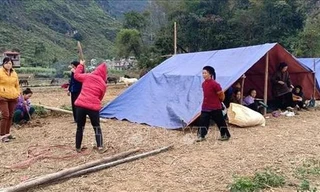 Nhân dân xã Đàm Thủy dựng lêu lán ngủ tạm ngoài đồng. Ảnh: TTXVN phát 