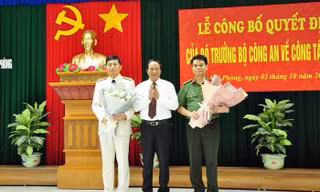 Bí thư Thành ủy Hải Phòng tặng hoa đại tá Vũ Thanh Chương (trái) và đại tá Lê Ngọc Châu (phải). Ảnh: VF