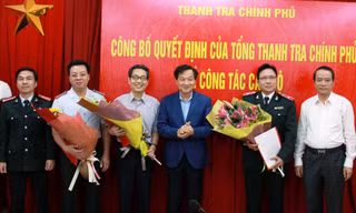 ãnh đạo Thanh tra Chính phủ trao quyết định và chúc mừng 3 tân Vụ trưởng
