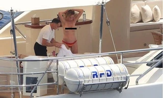 Mẹ sao ‘50 sắc thái’ vô tư để ngực trần ở tuổi 61 trên du thuyền