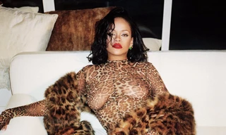 Ca sĩ giàu nhất thế giới diện jumpsuit xuyên thấu ‘không nội y’ lên tạp chí