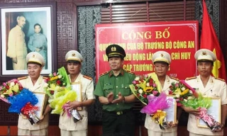 Thiếu tướng Vũ Xuân Viên (giữa) trao quyết định cho các trưởng phòng. Ảnh: HẢI HIẾU