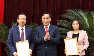 Phó Trưởng Ban Thường trực Ban Tổ chức Trung ương Nguyễn Thanh Bình trao quyết định cho đồng chí Nguyễn Hương Giang và đồng chí Nguyễn Quốc Chung. Ảnh: VGP