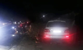 Chiếc Mercedes nằm lọt trên vỉa hè sau khi gây tai nạn liên hoàn.