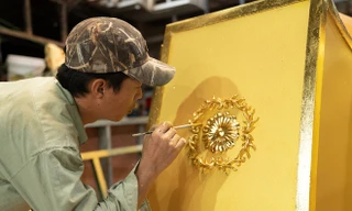 Lệ Quyên dát vàng toàn bộ đạo cụ trong live show