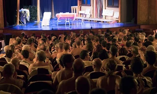 Khán giả khoả thân đi xem kịch.