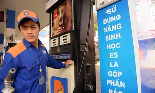 Nhân viên chuẩn bị bơm xăng E5 RON 92 cho khách hàng tại một đại lý thuộc Petrolimex. Ảnh: Hữu Khoa.