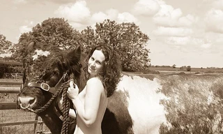 Bộ ảnh lịch khoả thân của những nữ nông dân nước Anh