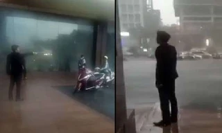 Bảo vệ khách sạn đuổi người trú mưa. Ảnh cắt từ clip