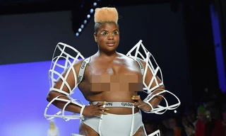 Người mẫu sống sót sau ung thư vú để ngực trần nguyên sẹo catwalk gây xúc động