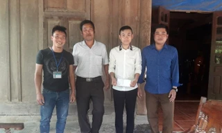 Chính quyền địa phương thăm tặng quà cho em Lương Thế Mạnh (áo trắng) vì hành động dũng cảm.