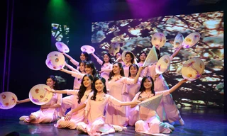 Thí sinh Đại sứ Hoa Anh Đào nền nã trong tà áo dài Việt 