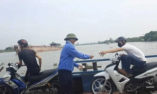 Nhân viên bến phà Quang Thanh thu tiền phà nhưng không xé vé. Ảnh: BVPL