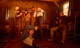 Hoa, nến, đồ chơi để bên ngoài cơ sở escape room bị cháy ở Ba Lan để tưởng nhớ 5 thiếu nữ xấu số. Ảnh: AP.