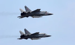 Máy bay chiến đấu MiG-31K mang theo tổ hợp tên lửa siêu thanh Kinzhal xuất hiện trên bầu trời Moscow trong Lễ duyệt binh kỷ niệm Ngày Chiến thắng (9-5-2018). Ảnh: TASS.