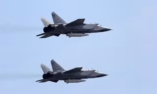 Máy bay chiến đấu MiG-31K mang theo tổ hợp tên lửa siêu thanh Kinzhal xuất hiện trên bầu trời Moscow trong Lễ duyệt binh kỷ niệm Ngày Chiến thắng (9-5-2018). Ảnh: TASS.