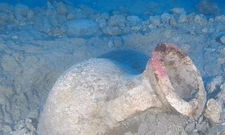 Một trong số những chiếc bình cổ bị bể, trong khi số còn lại vẫn nguyên vẹn và đang được vớt lên. Ảnh: CNA