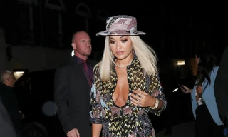 Rita Ora mặc váy mỏng tang hớ hênh rạng rỡ đi dự tiệc