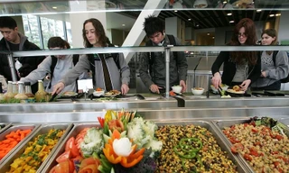 Học phí đắt đỏ, sinh viên Mỹ nhịn đói, bỏ bữa để có tiền trang trải