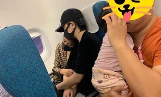 Hoàng Thùy Linh bị bắt gặp tựa vai, khoác tay Gil Lê trên máy bay