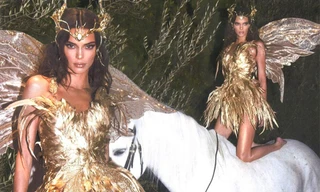 ‘Chân dài đắt giá nhất thế giới’ hóa nữ thần cưỡi bạch mã hút hơn 10 triệu like