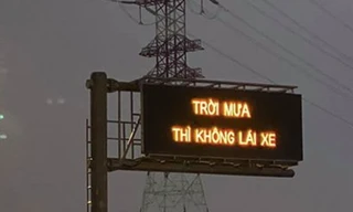 "Trời mưa thì không lái xe" xuất hiện trên bảng điện tử đường dẫn cao tốc TP.HCM - Long Thành - Dầu Giây. Ảnh: VTC News
