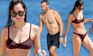 Mỹ nhân ‘50 sắc thái’ Dakota Johnson khoe vóc dáng đáng kinh ngạc với bikini