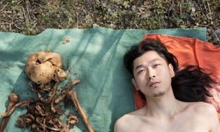 Một nam nghệ sĩ Trung Quốc cởi trần chụp ảnh với hài cốt cha đẻ. Ảnh: Artand.cn