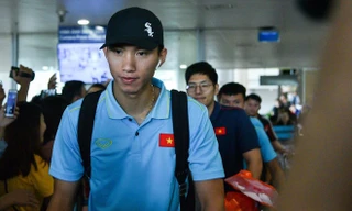 Tiến Dũng bán bánh cùng vợ, Quang Hải, Văn Hậu đi chơi trung thu