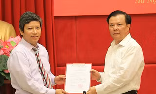 Bộ trưởng Đinh Tiến Dũng trao quyết định cho đồng chí Phạm Văn Trường. Ảnh: Báo Chính phủ