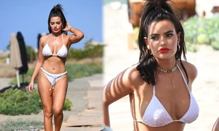 Cựu vũ nữ Megan Barton khoe vòng một nảy nở với áo bơi bé xíu