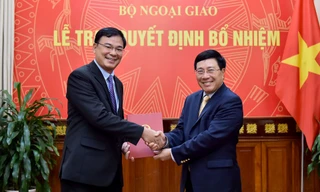 Ủy viên Bộ Chính trị, Phó Thủ tướng, Bộ trưởng Ngoại giao Phạm Bình Minh trao quyết định cho ông Phạm Quang Hiệu. Ảnh: TQ