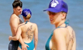 Scarlett Johansson hiếm hoi diện bikini gợi cảm, lộ khuyết điểm cơ thể