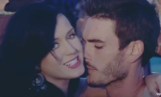 Mẫu nam tố Katy Perry quấy rối nghiện đăng ảnh khoả thân