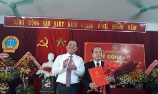 Ông Nguyễn Văn Bường (bên phải) được điều động, bổ nhiệm làm Chánh án TAND tỉnh Thừa Thiên - Huế. Ảnh: VTC News