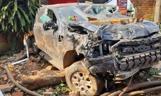 Chiếc xe gây tai nạn bị vỡ nát.