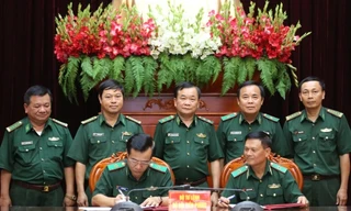 Lãnh đạo Bộ Tư lệnh Bộ đội Biên phòng và Bộ Tham mưu Bộ đội Biên phòng chứng kiến Thiếu tướng Nguyễn Văn Nam và Thiếu tướng Lê Đức Thái ký Biên bản bàn giao.