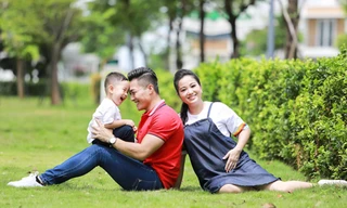 Vợ chồng Quốc Cơ - Hồng Phượng bên con trai. Ảnh: QC.