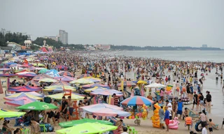 Biển Vũng Tàu ken đặc người tắm biển ngày lễ