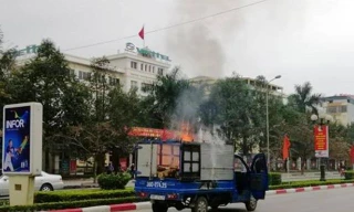 Ngọn lửa bùng lên khi nồi bánh chưng vẫn đang nấu dở trên chiếc xe tải