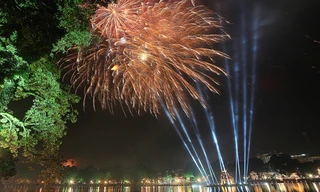 Bắn pháo hoa tầm cao tại Hồ Gươm. Ảnh: Ngọc Thành.