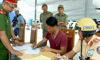 CSGT Cát Lái (Phòng PC08 Công an TP.HCM) phối hợp với Công an quận 2 kiểm tra ma túy đối với tài xế tại cảng Cát Lái. Ảnh: PLO