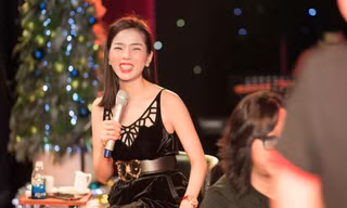 Lệ Quyên mời hai tuyển bóng đá Việt Nam sự Q Show 2. Ảnh: FBNV