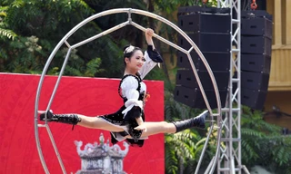 Carnival đường phố khuấy động phố đi bộ Hồ Gươm 